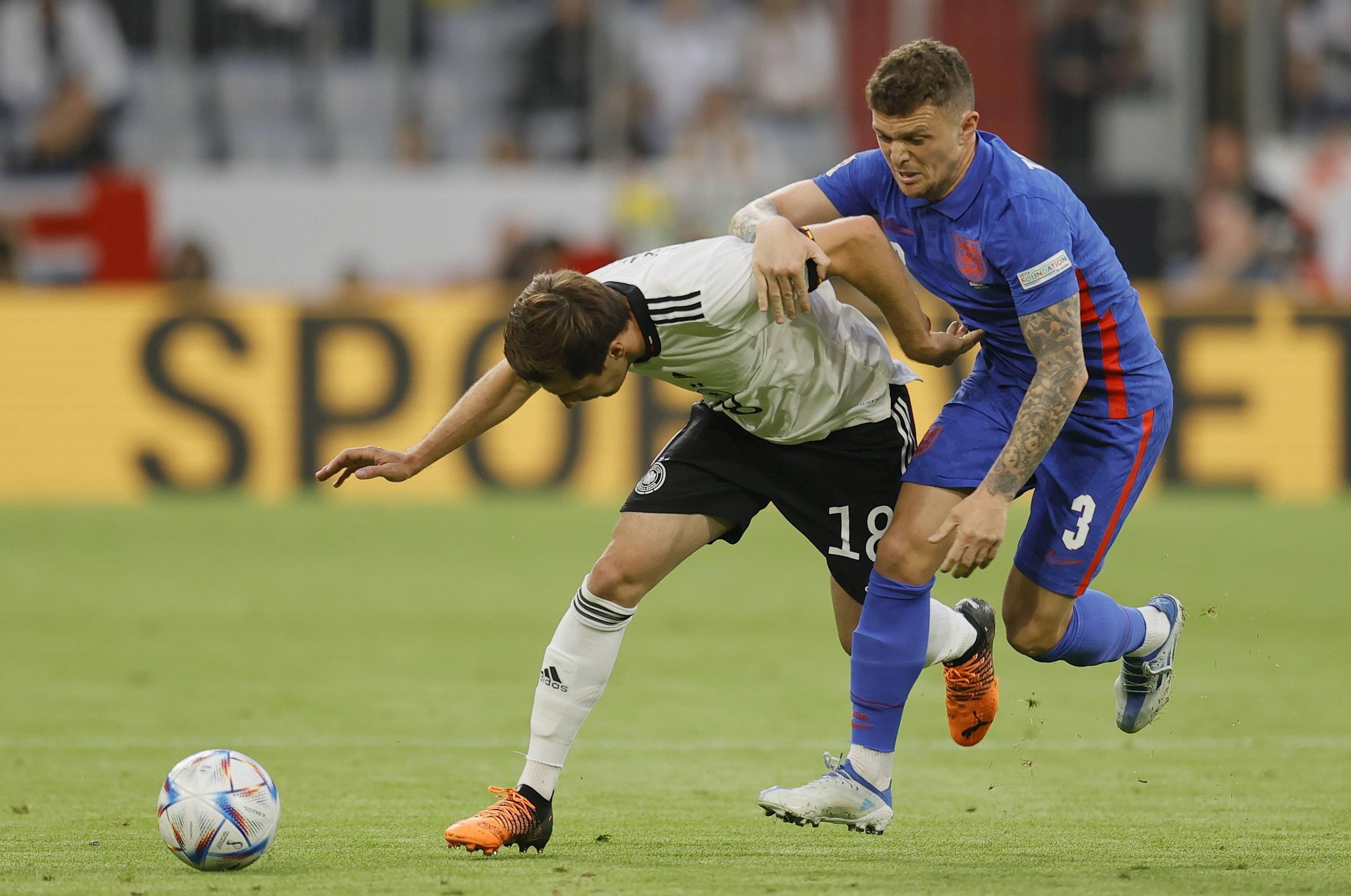 包含瑞士队战胜爱尔兰，波尔沃鲁队境地堪忧的词条