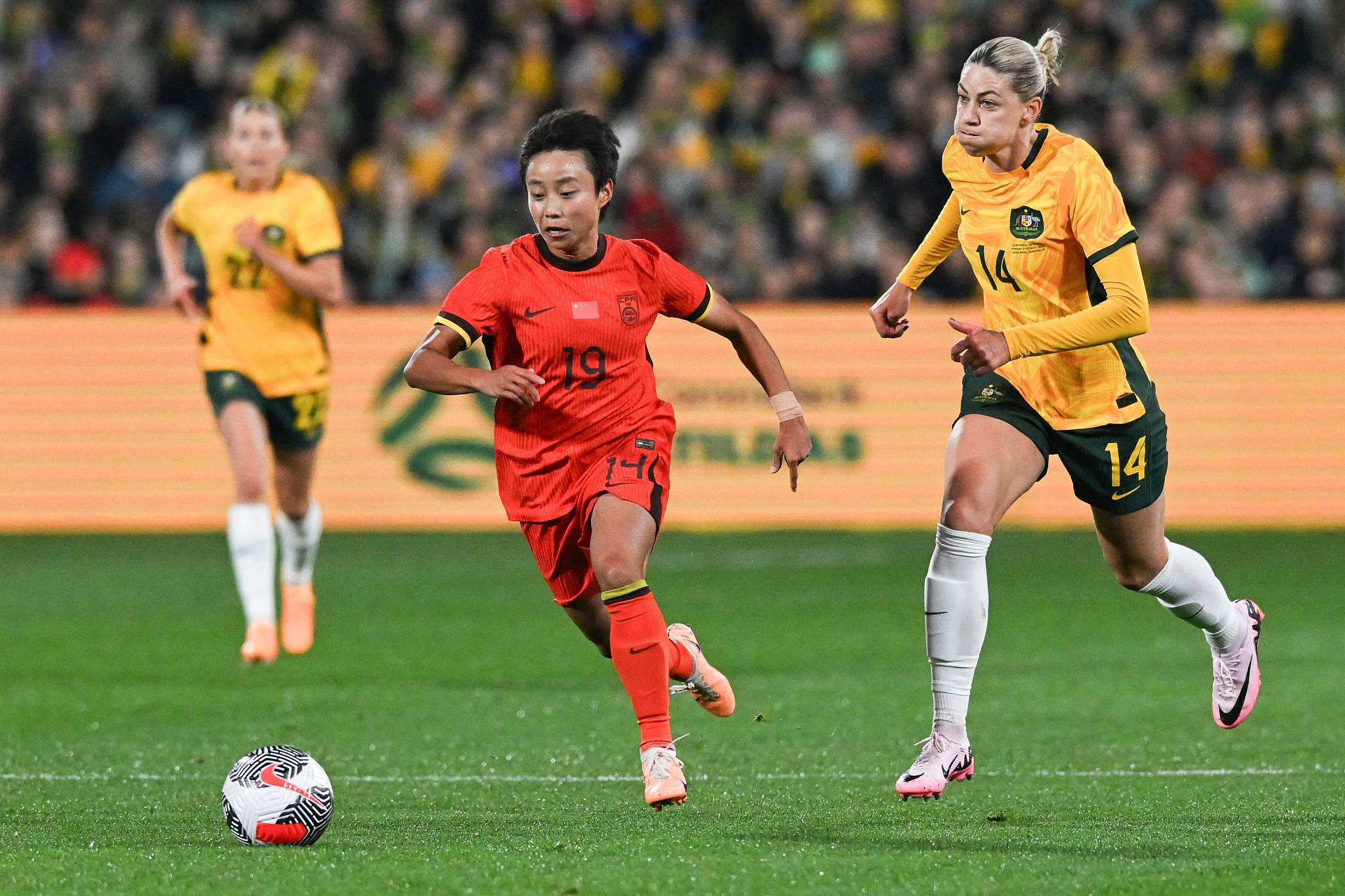 选手出彩逐荣誉，女足比赛精彩绽放的简单介绍