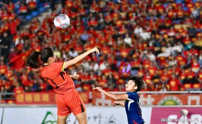 女足比赛中国队克服困难，取得成功