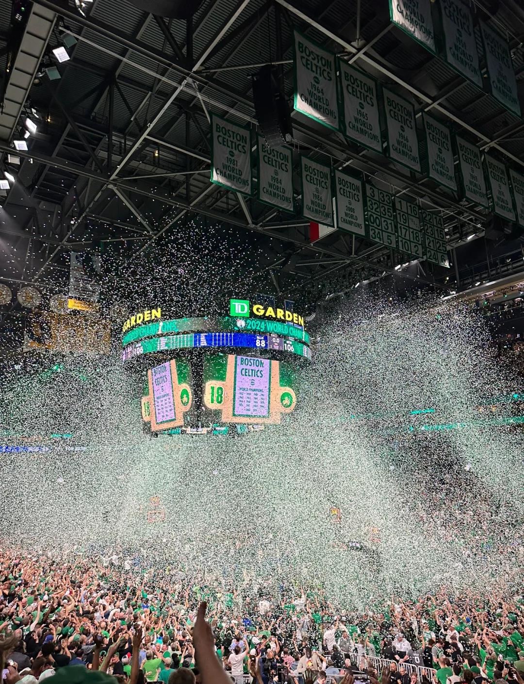 关于英雄对决引发球迷热烈现场气氛火爆的信息