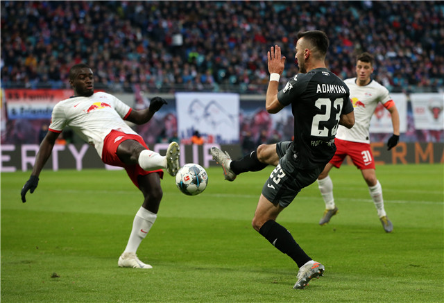 霍芬海姆胜科隆，保持领跑位置