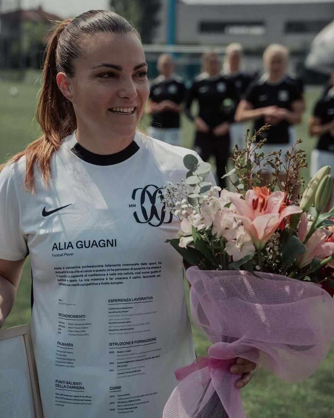 意大利女足球员因伤退出比赛