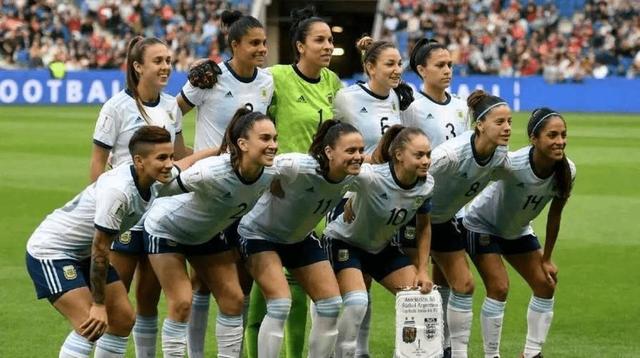 意大利女足球员因伤退出比赛