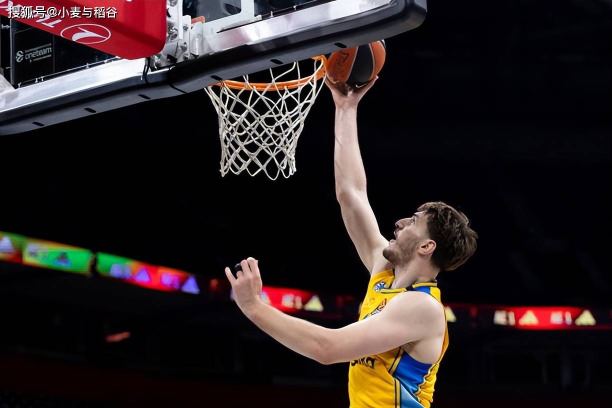 开云体育APP下载-勇士中锋展现统治力，内线强力碾压对手获得胜利！