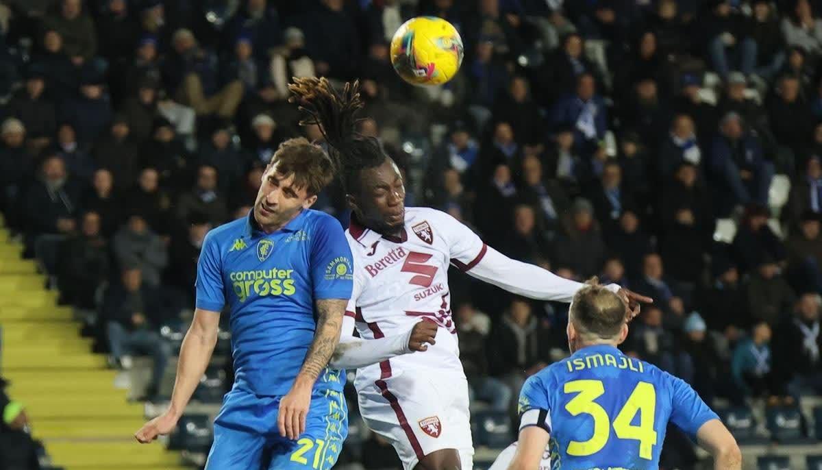 都灵后卫连中射手，助攻取胜