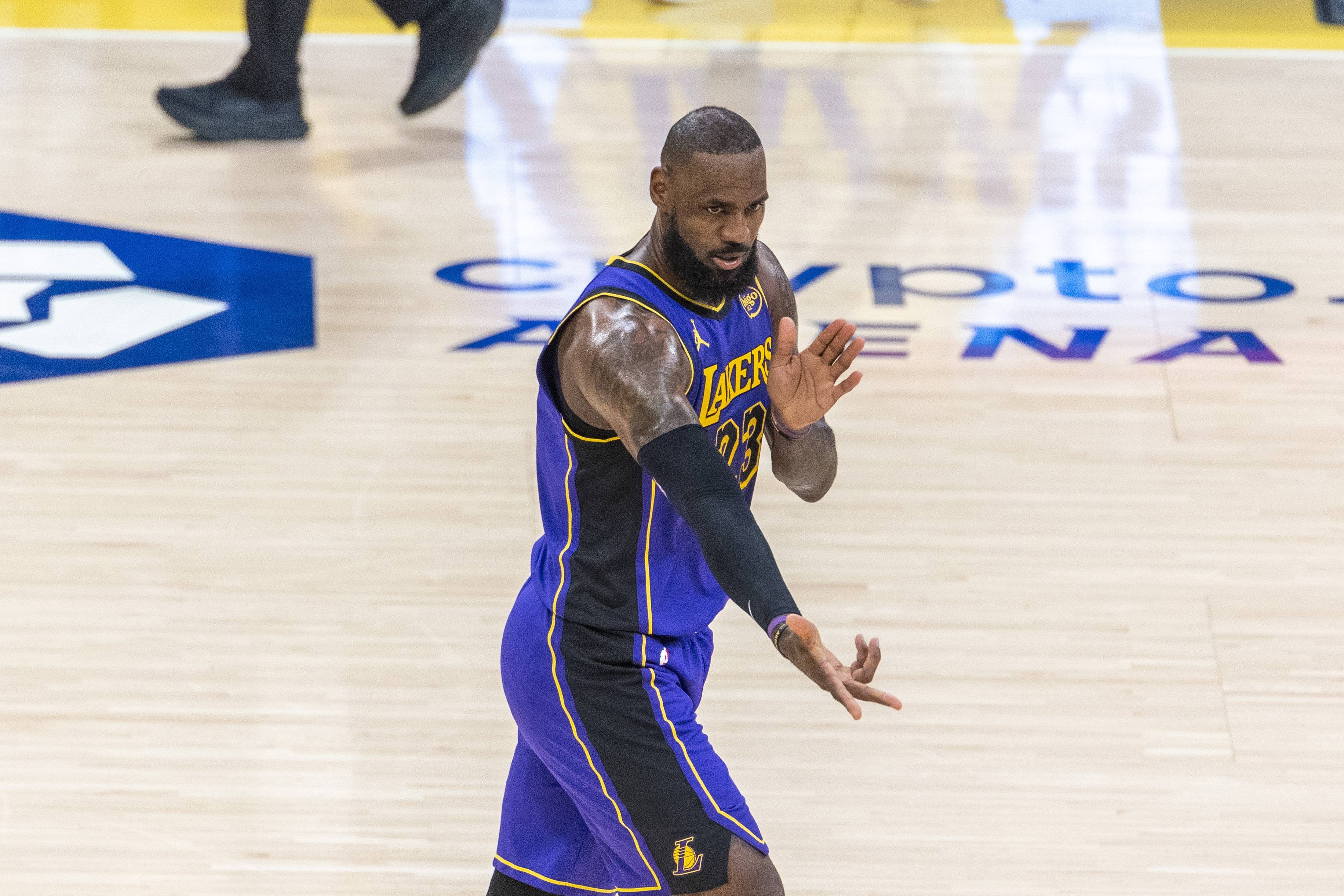 湖人大胜马刺，浓眉低迷表现难挡胜利