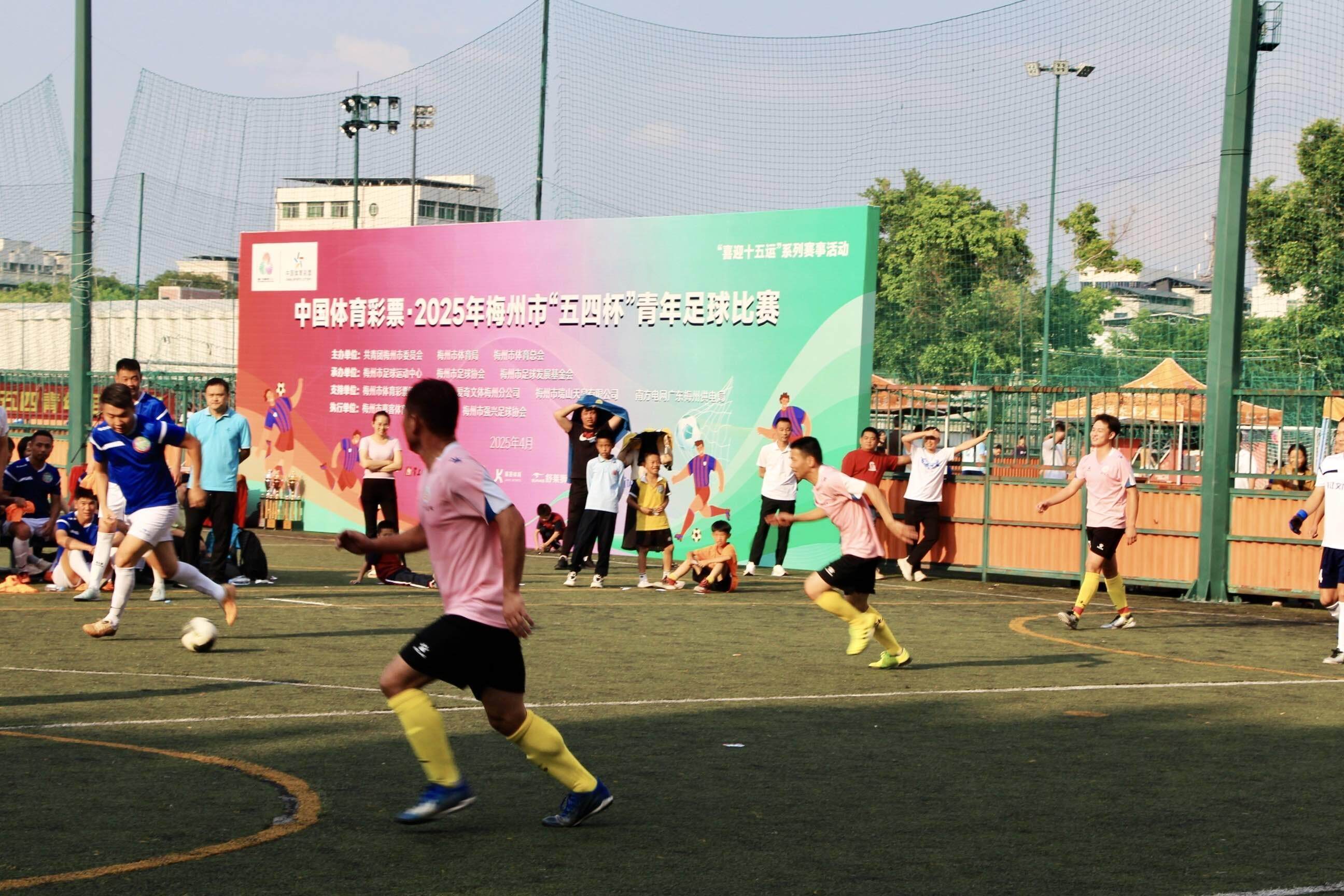 比赛中球队精彩配合打动全场观众