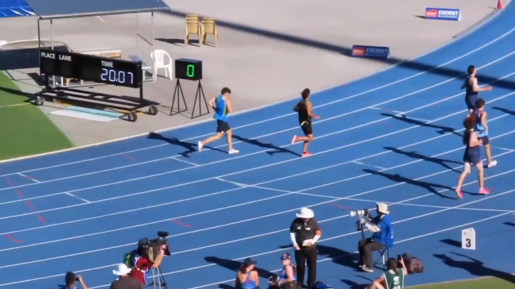 澳大利亚田径选手夺得男子百米冠军