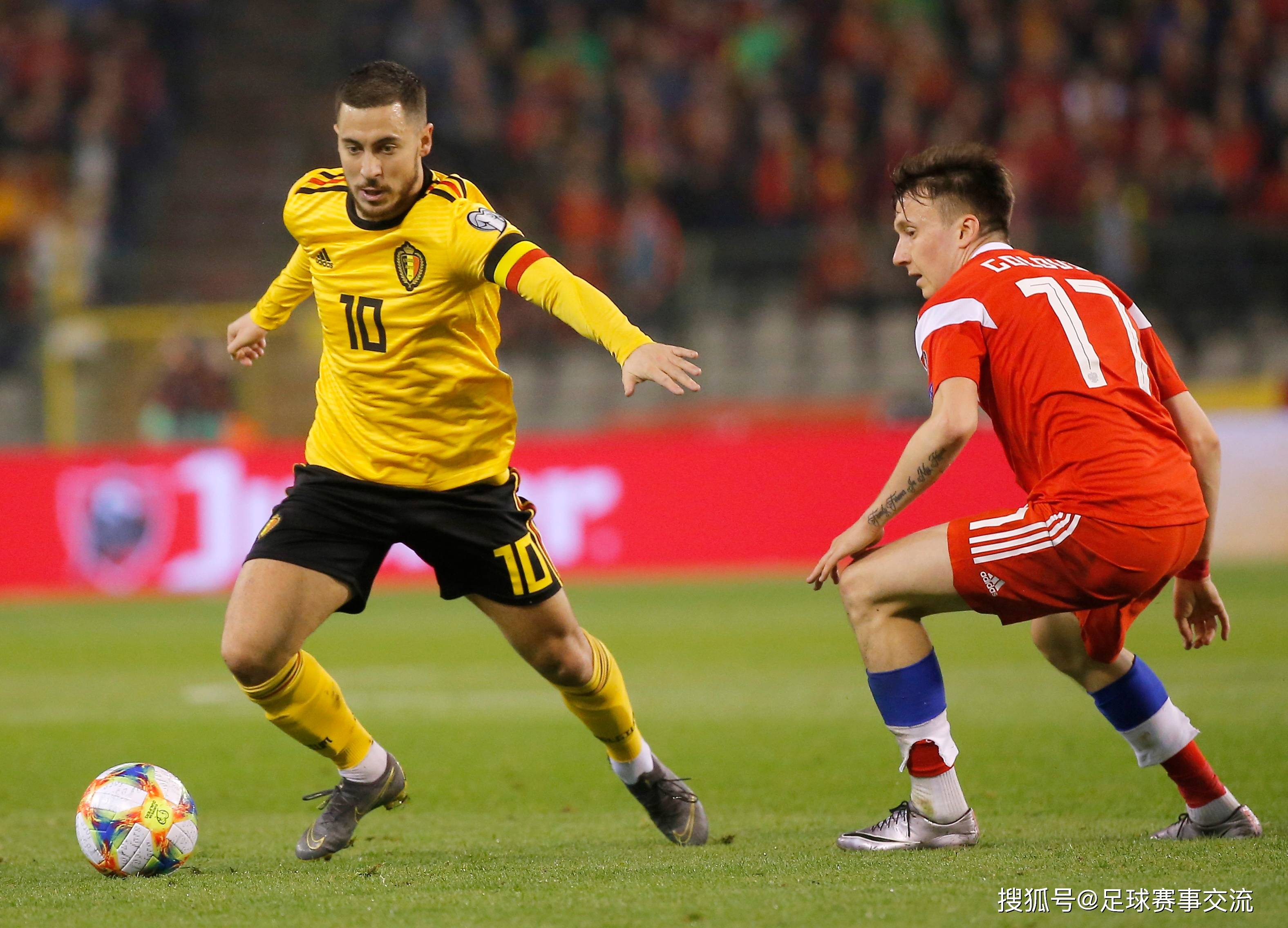 开云下载-足球联赛球队深陷激烈角逐，争夺激烈