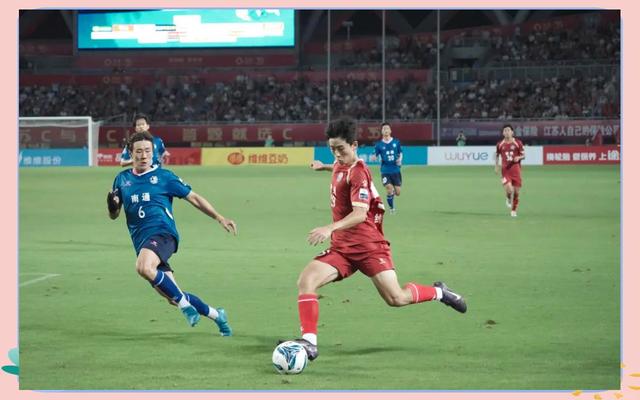 足球联赛球队深陷激烈角逐，争夺激烈