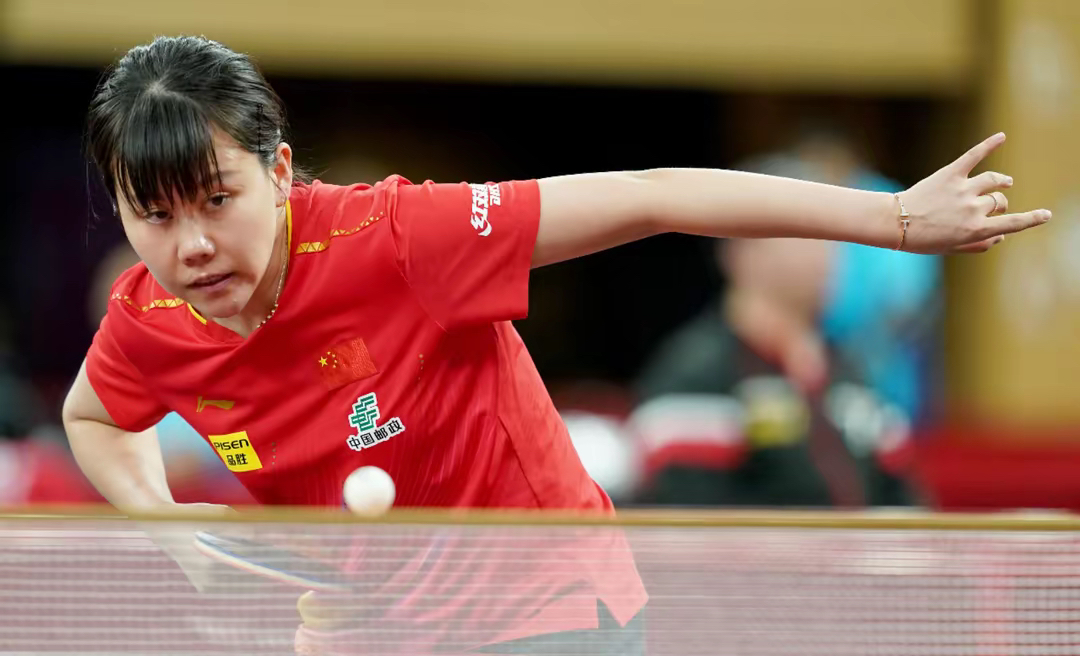 挪威独自乒乓球运动员在比赛中崭露头角