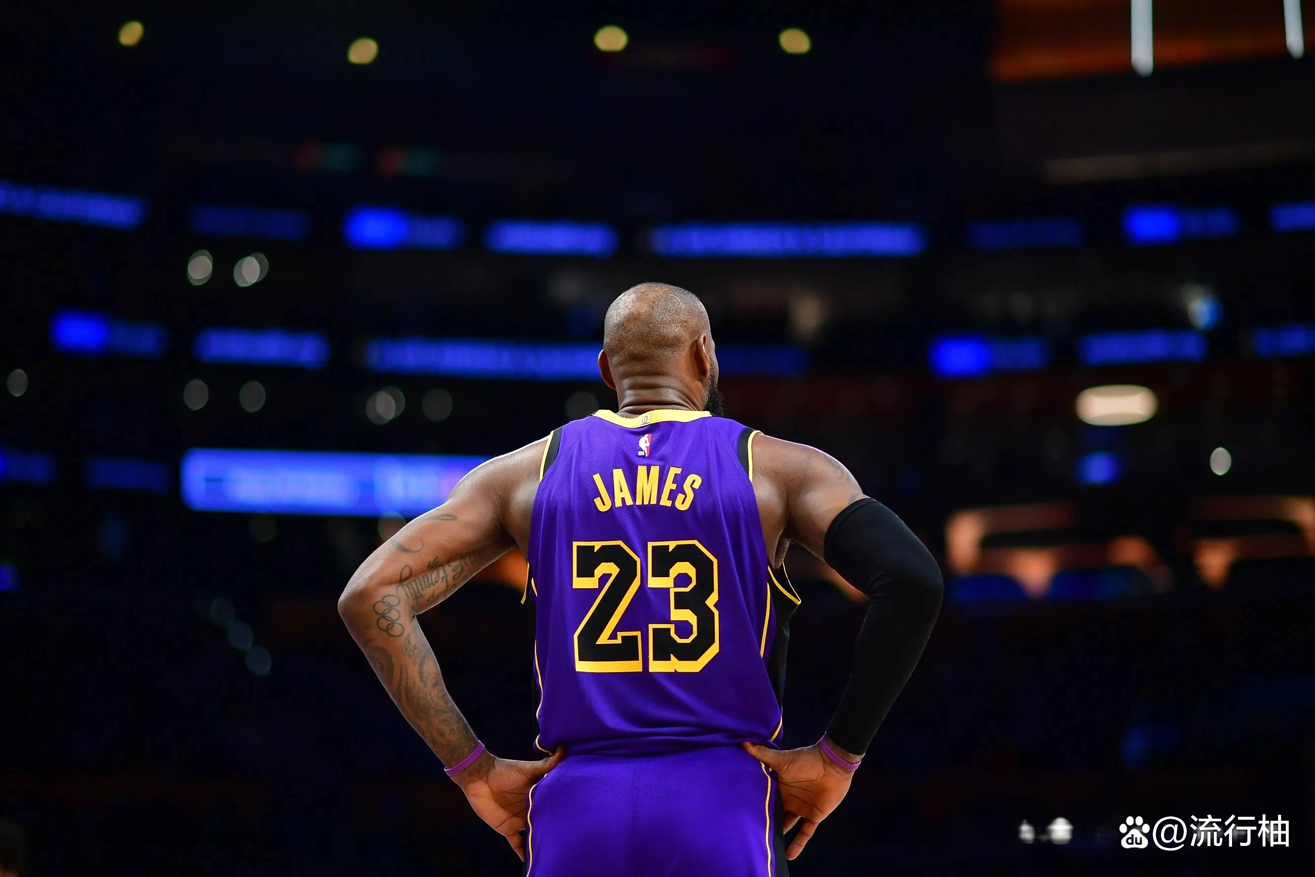 美国篮球名将勒布朗詹姆斯再度领军，赢得胜利