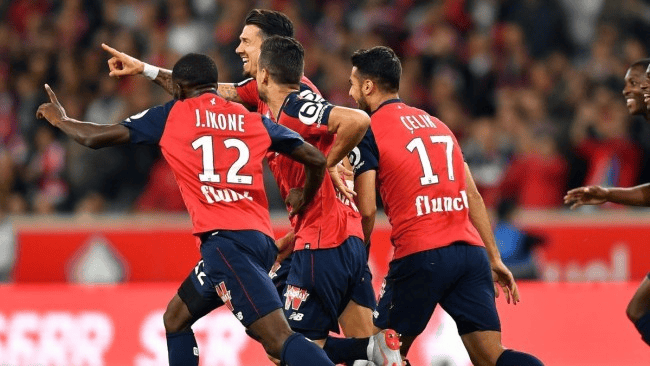 国际足球赛场上一场胜负难料的比赛展现