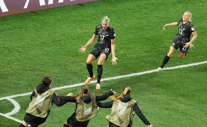 世界杯赛场上，女足选手斩获胜利