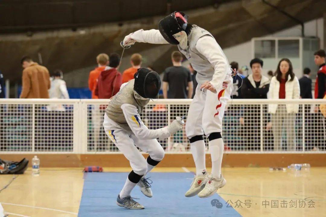 开云官网-包含意大利击剑选手技压群雄，斩获银牌的词条