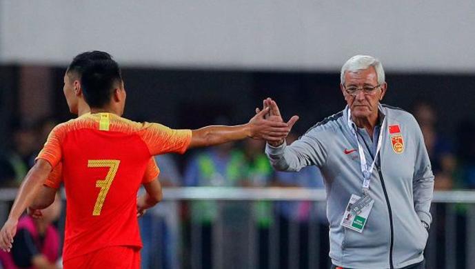 卡塔尔球队奋勇拼杀，斗志昂扬