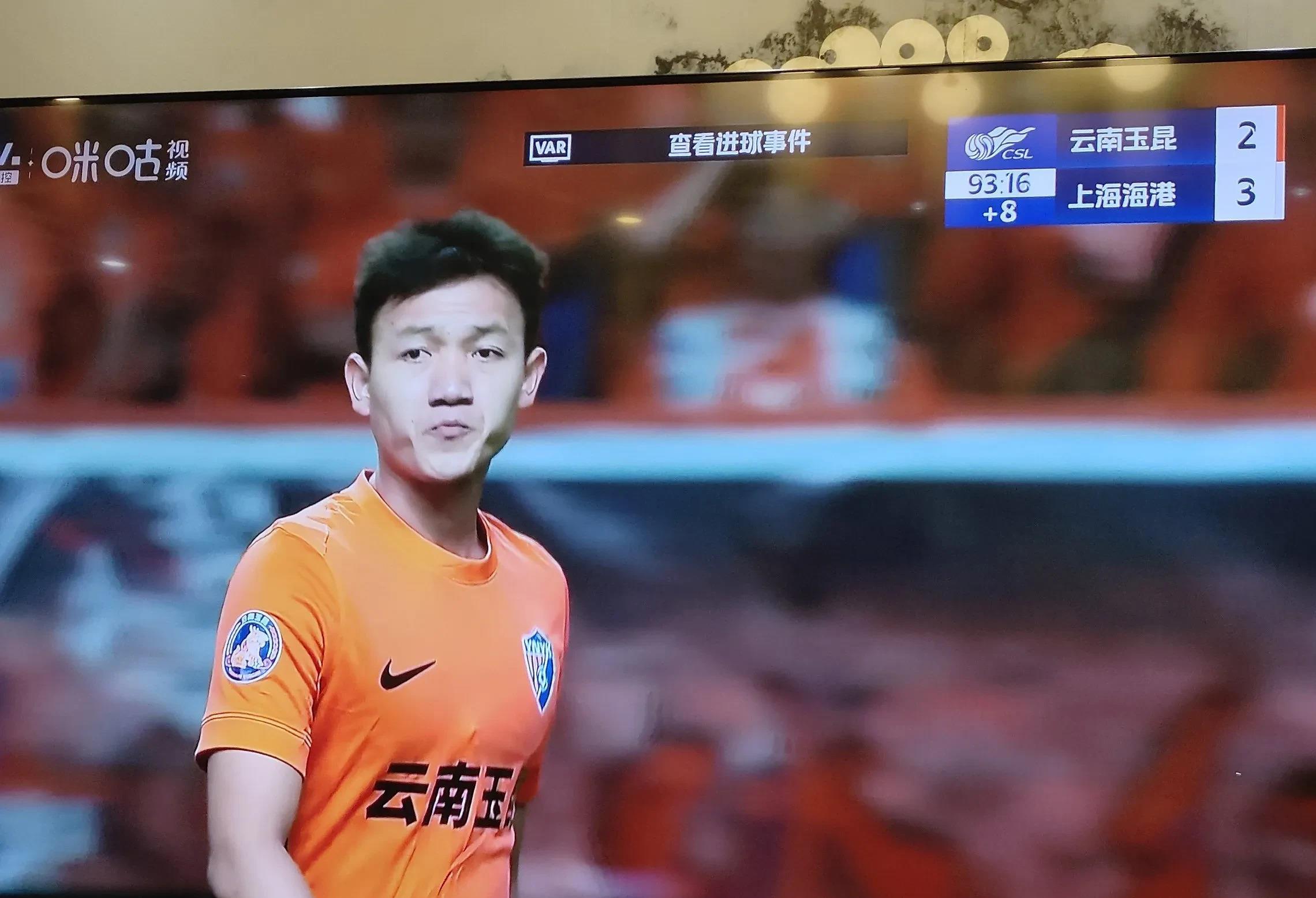 上港巨星闪耀赛场，不畏对手压力