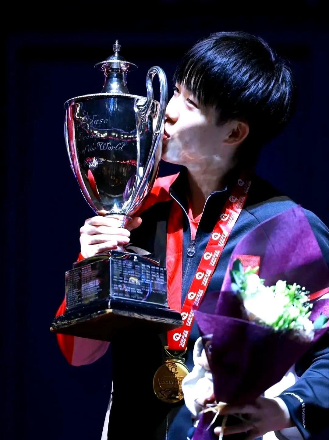 陈晓明丹尼尔丁丁张获得划船男双划比赛金牌沉着冷静