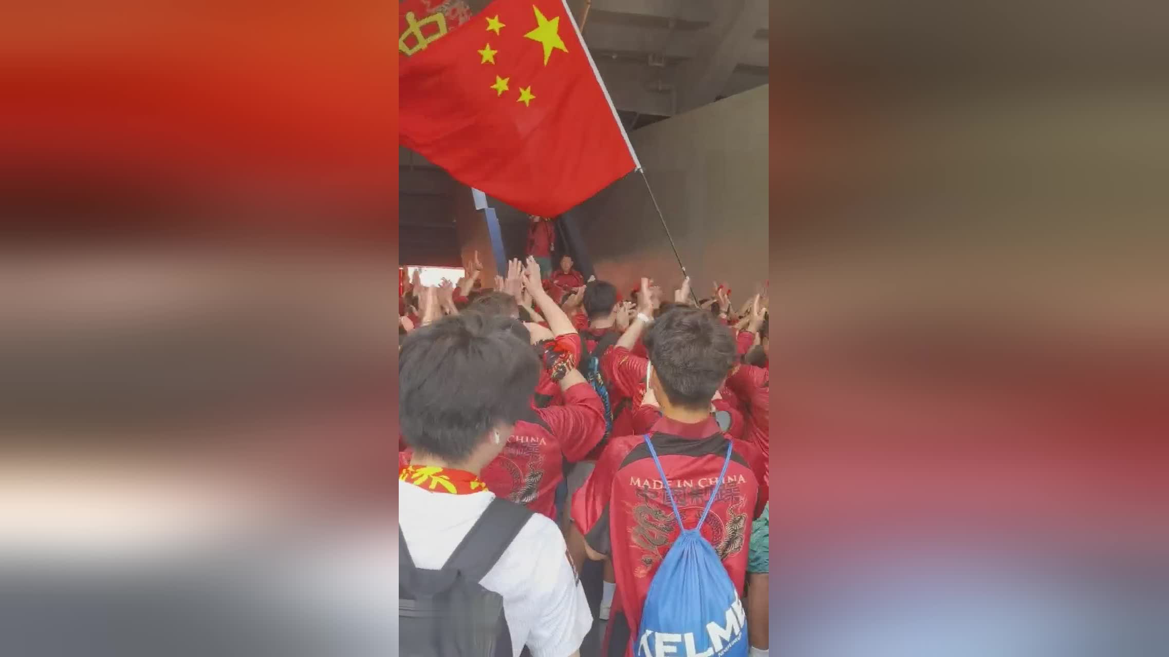 比赛气氛燃爆，球迷尽情欢呼