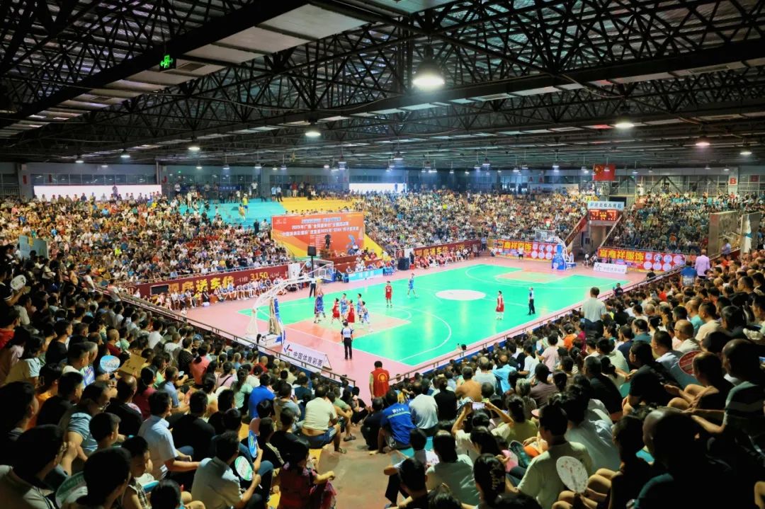 比赛期间球场气氛火爆，现场欢呼声不断的简单介绍