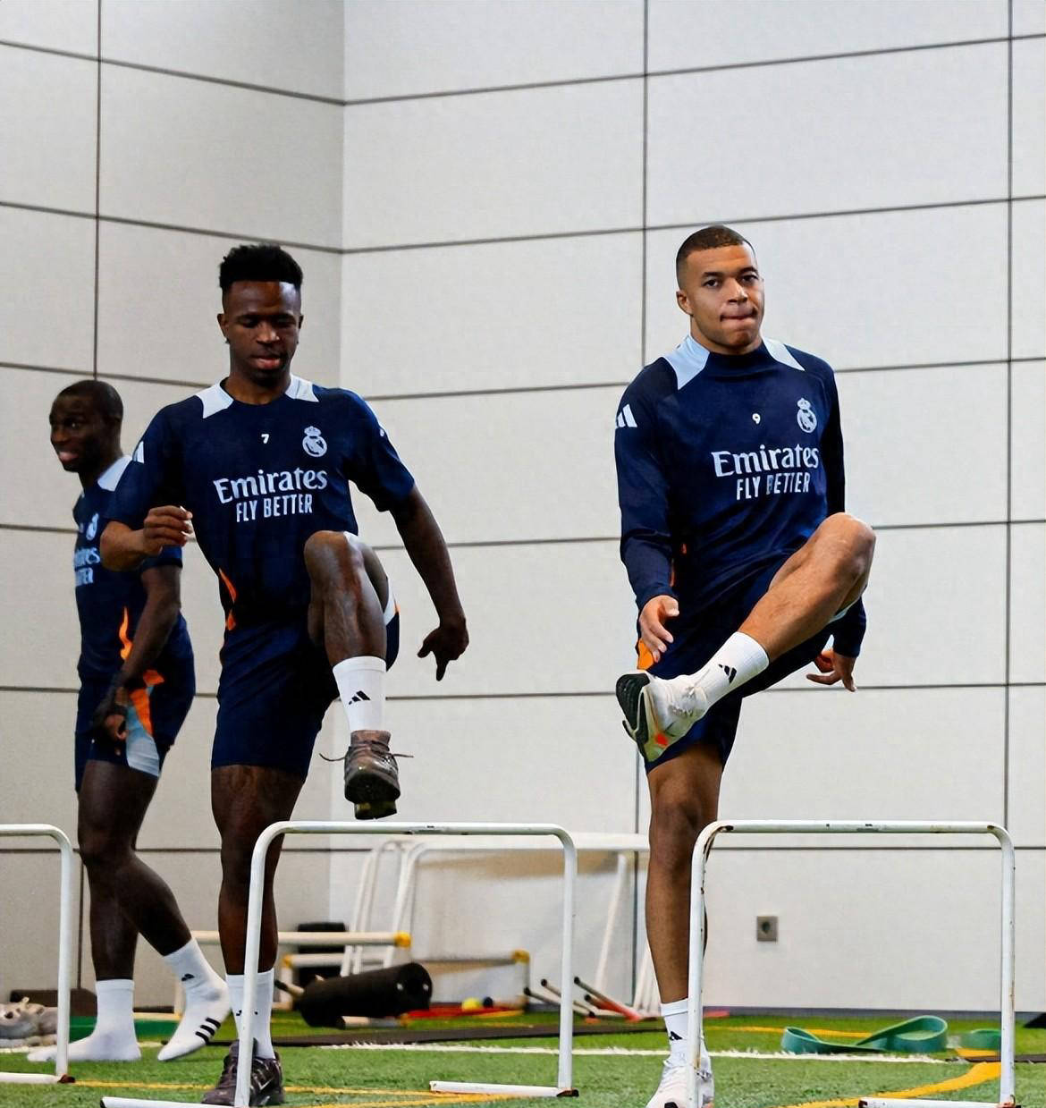 欧预赛：球队面临强敌双线作战，实力不容小觑的简单介绍