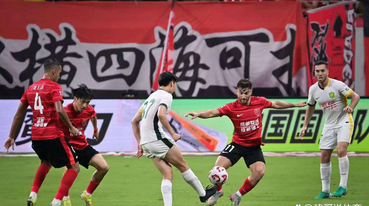 球队在赛场上战胜对手取得胜利