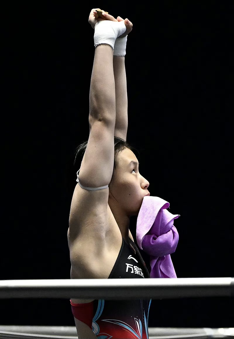 迎来胜利：游泳选手喜摘金牌