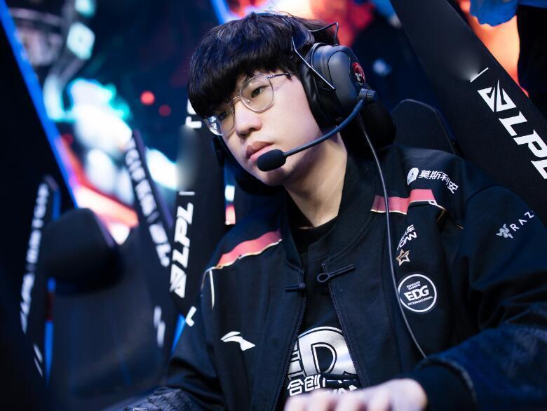 开云体育在线-100T碾压BRO，Uzi完成史诗逆转峡谷大战入围赛，引爆全场热议的简单介绍