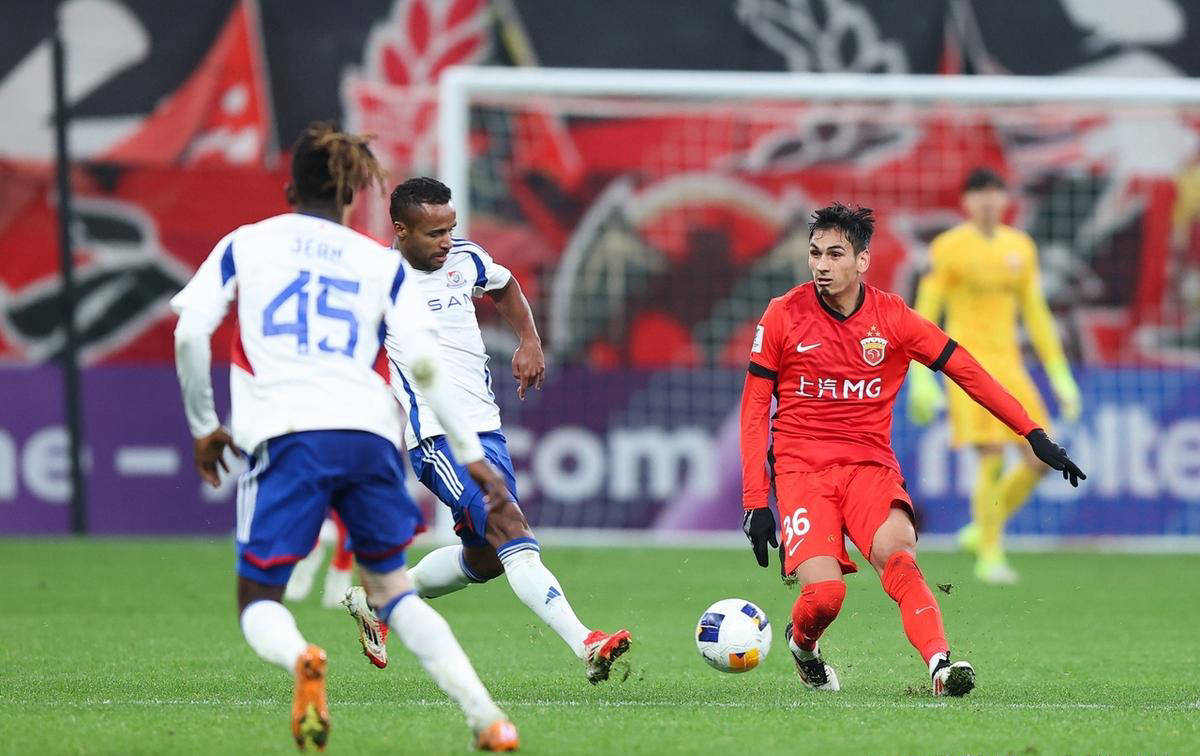 横滨水手主场告负，球员表现出色